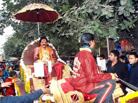 13 કિલો સોનાના ઘરેણાં પહેરીને ફરતા ગોલ્ડન બાબાને મળો