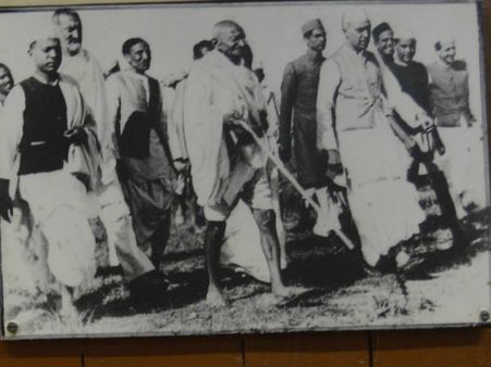 ગફ્ફાર ખાં, ગાંધીજી અને નેહરૂજી સાથે સાથે