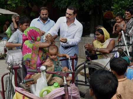 વિકલાંગોને બિસ્ટિક વેચતા જોવા મળ્યા રોબર્ટ વોડ્રા 