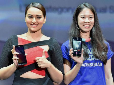 સોનાક્ષીએ લોન્ચ કર્યો સ્માર્ટ ફોન 