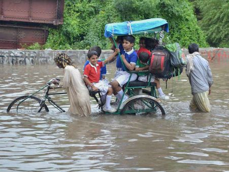 મથુરામાં ભારે વરસાદે આ બાળકોની મુસીબત વધારી 