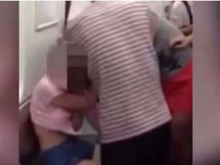 ટ્રેનમાં સીટ માટે ખુલ્લેઆમ યુવતીઓએ ફાડ્યા એકબીજાના કપડા