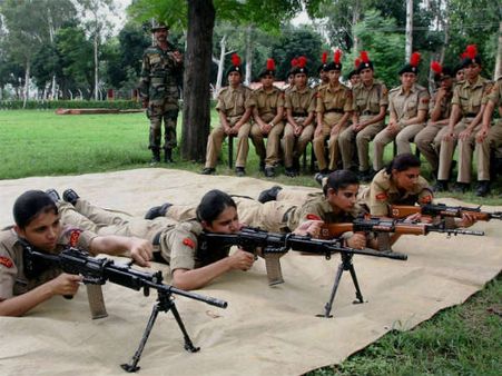 જમ્મુમાં મહિલા NCC કેડેટ્સે શીખ્યું રાઇફલ ચલાવતા 