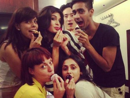 કપ કેક વિથ ફ્રેન્ડસ કપ કેક વિથ ફ્રેન્ડસ