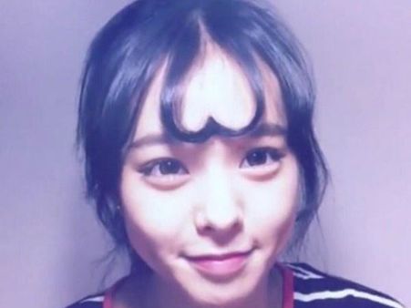 Video: દિલને હથેળીમાં નહીં માથે લઇને ફરી રહી છે આ છોકરી!