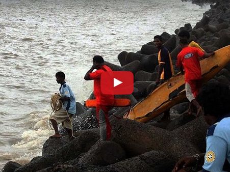 જ્યારે સમુદ્રમાંથી નીકળી હજાર-હજારની નોટો, જુઓ વીડિયો