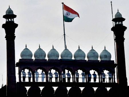 લાલ કિલ્લા પર લહેરાયો ત્રિરંગો 