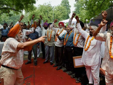 જંતર મંતર પર પૂર્વ સૈનિકોને ધક્કો મારીને હટાવાયા 