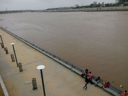 અમદાવાદમાં ગાજવીજ સાથે વરસાદ