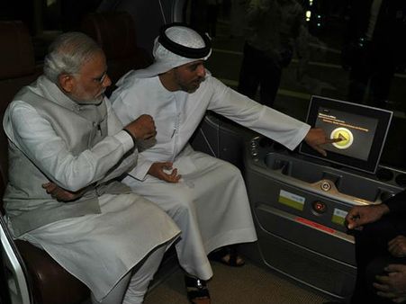 Pics: નરેન્દ્ર મોદીએ સેલ્ફ ડ્રાઇવિંગ કારમાં કરી મુસાફરી