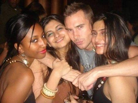 આંખોથી જામ પીવડાવતી, બોલીવૂડ હિરોઇનોના હાથમાં જ્યારે આવી શરાબ!