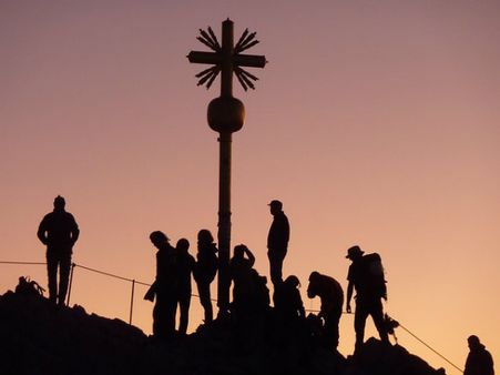 આપણે સૌ માનવ છીએ 