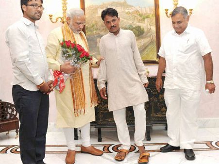 મોદીને મળીને બલવંતે પહેરી ચંપલ