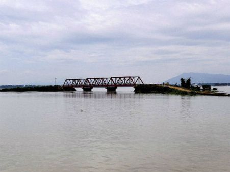 નદીઓ બંને કાંઠે વહી રહી છે