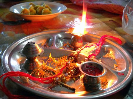 જાણો રક્ષાબંધન પર કેવી રીતે બાંધશો રાખડી