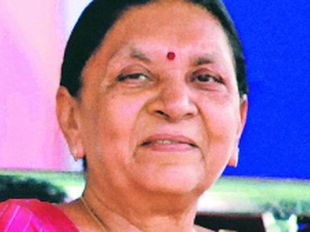 આનંદીબેન આપી રક્ષાબંધનની બધાઇ 