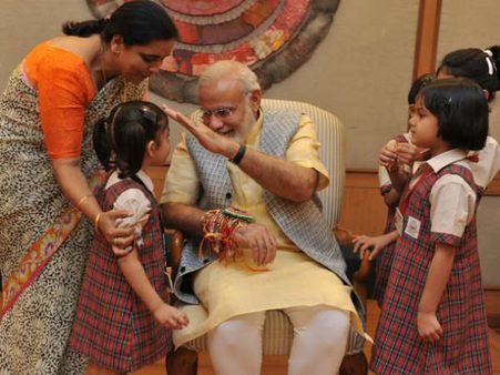 અને જાત જોતામાં મોદીનો હાથ ભરાઇ ગયો!