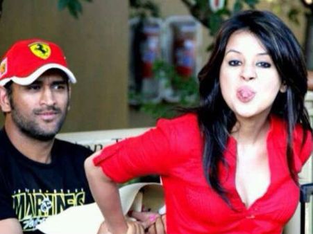 Pics: મળો ટીમ ઈન્ડીયાની હોટ પ્રેમિકાઓ અને પત્નીઓને