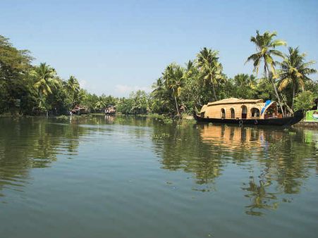 સુંદર હાઉસબોટ