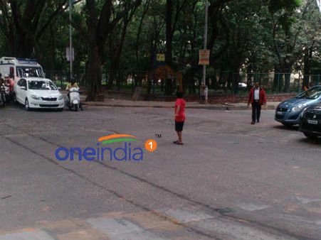 લોકો પર રોકાય છે