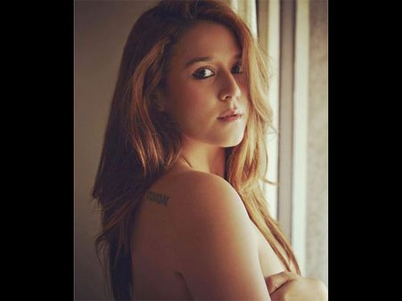 Hot: ટાઈગર શ્રોફની બહેન ક્રિષ્ના શ્રોફનું HOT ફોટોશુટ