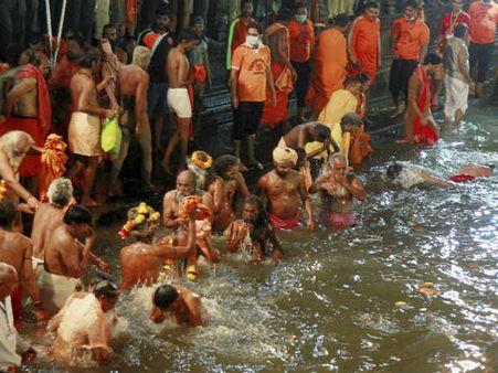 નાસિક કુંભ મેળામાં નાગા સાધુઓએ કર્યું સ્નાન 