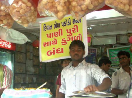 અમદાવાદના પાણીપુરી વાળાએ ડુંગળી આપવાનું બંધ કર્યું!