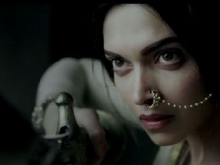 રણવીરે દિપીકાની સુંદરતાના કર્યા વખાણ રણવીરે દિપીકાની સુંદરતાના કર્યા વખાણ