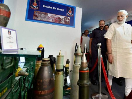 શસ્રોથી થયા રૂબરૂં