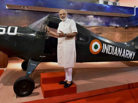 ફાઇટર જેટની સાથે પીએમ નરેન્દ્ર મોદી