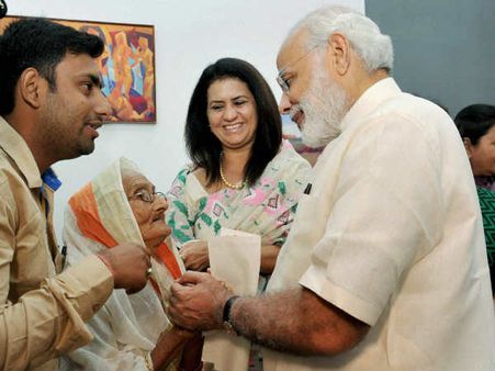 શહીદ હમીદના પત્નીને પણ પીએમ મોદી મળ્યાં હતા