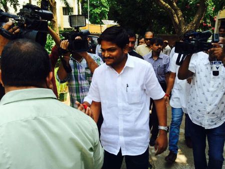 પોલિસે મોબાઇલ કર્યા જપ્ત, હાર્દિકના સાથીની થઇ અટક પોલિસે મોબાઇલ કર્યા જપ્ત, હાર્દિકના સાથીની થઇ અટક