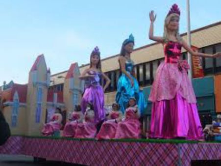 ડૉલ સાથે રમનાર બાળકીઓ બહુ નાસમજ અને માસૂમ 