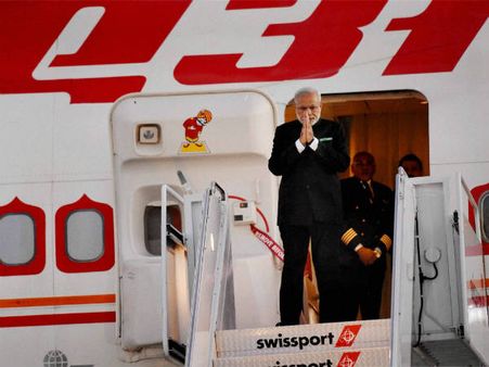 મોદીની એન્ટ્રી