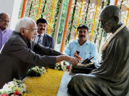 ઉપરાષ્ટ્રપતિ હામિદ અંસારીએ ગાંધીજીની પ્રતિમાનું કર્યું અનાવરણ 