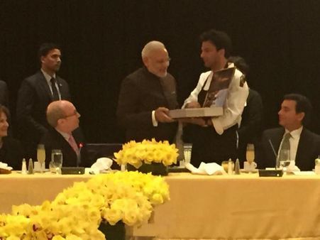 શું મોદીએ રાષ્ટ્રધ્વજનું અપમાન કર્યું? કેમ શેફ વિકાસથી તિરંગો લેવાયો?