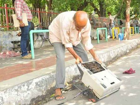 ટાઇપરાઇટરના ભંગારને સમેટ્યો