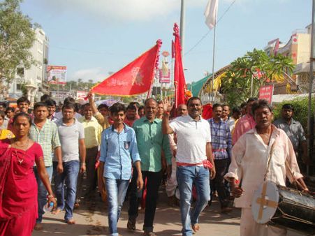 દૂર દૂર આવતા માડીના ભક્તો દૂર દૂર આવતા માડીના ભક્તો