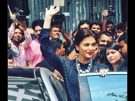 Exclusive Pics: જઝબાના પ્રમોશનમાં ઐશ્યર્યાની ખૂબસૂરતીએ લોકોને કર્યા ધાયલ!