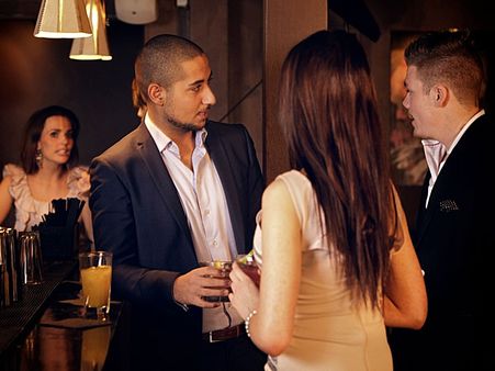 તેના ઘરની આગળ પાછળ ફરવું