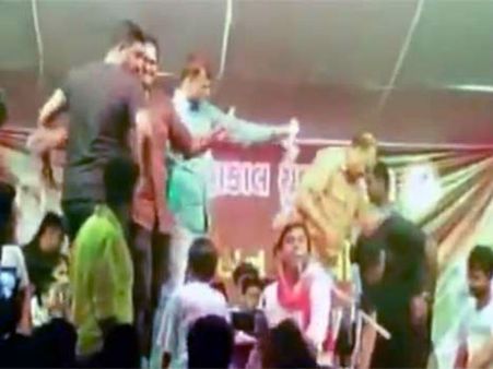 Video: જાણો કોની પર વડોદરામાં ભાજપના નેતાઓએ નાણાંની વર્ષા કરી!