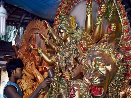 દુર્ગા પૂજાની તૈયારીઓ પૂરજોશમાં 