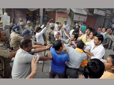 પોલિસનો લાઠીચાર્જ 