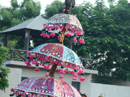 રંગબે રંગી છત્રીઓ 