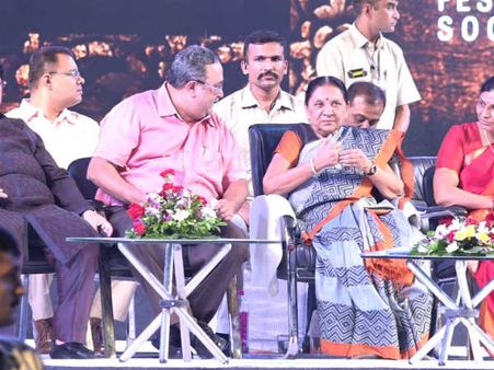 આનંદીબેન વાઇબ્રન્ટ નવરાત્રિ મહોત્સવનું ઉદ્ધાટન કર્યું 