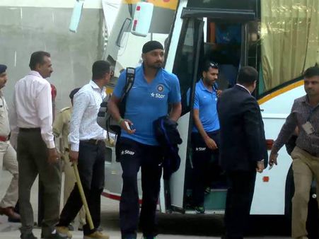 હોટલમાં ભવ્ય સ્વાગત 