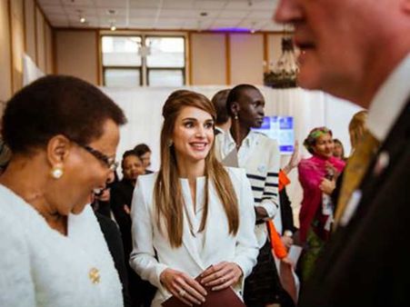 સોશ્યિલ મિડીયા પર એક્ટીવ સોશ્યિલ મિડીયા પર એક્ટીવ