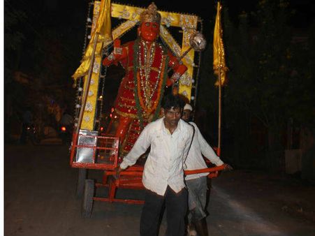 રસ્તા પર દોડ્યા હનુમાન 