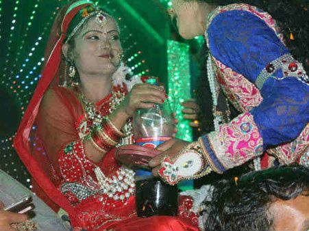 સીતા પીવે છે કોલ્ડડ્રીંક, હનુમાન દોડે છે રસ્તા પર, અને તાડકા કરે છે વોટ્સઅપ