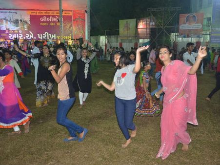 પેન્ટ શર્ટવાળી નવરાત્રી 